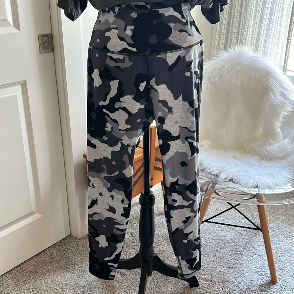 Old Navy active leggings. Full-length. Size large petite.